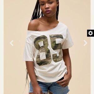NWT Daydreamer Casual Off-Shoulder Graphic Tee 85 Camo